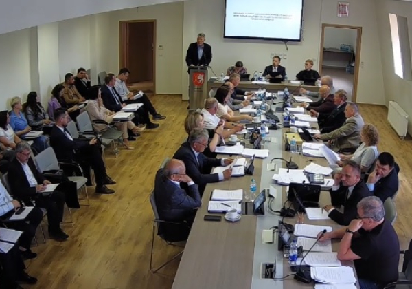 Kadr z transmisji sesji Rady Powiatu Tomaszowskiego. fot. Powiat Tomaszowski